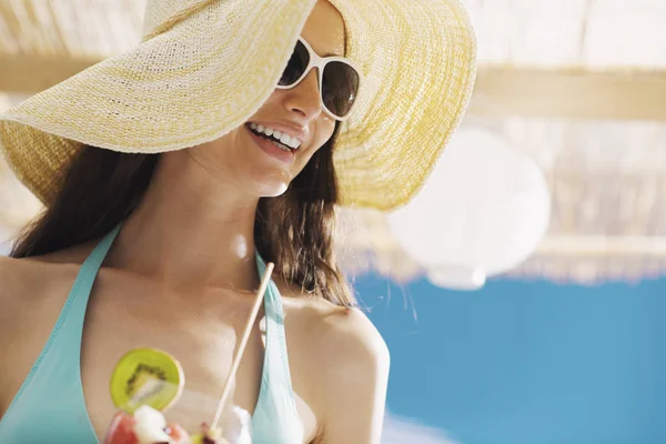Mulher feliz na praia comendo uma salada de frutas — Fotografia de Stock
