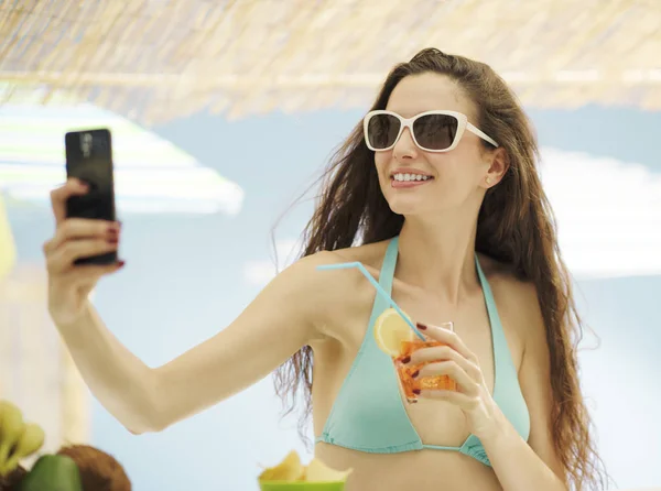 Giovane bella donna che prende selfie in spiaggia — Foto Stock