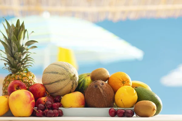 Stánek s čerstvým lahodným ovocem na pláži — Stock fotografie