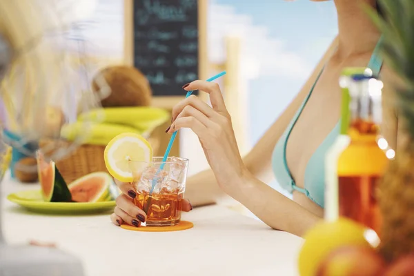 Attraktiv ung kvinna som har en cocktail på stranden — Stockfoto