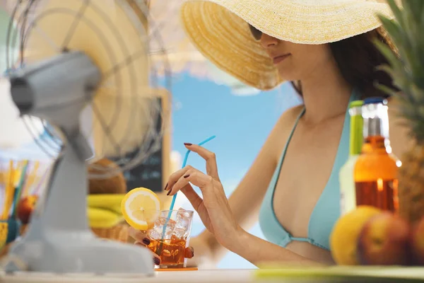Atractiva jovencita tomando un cóctel en la playa — Foto de Stock