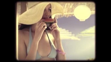 Plajda karpuz yiyen bir kadının 8mm vintage film görüntüleri