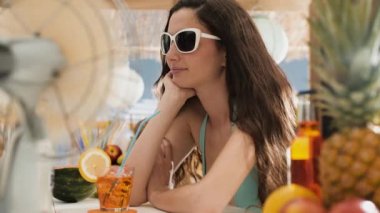 Plaj bar sinemagraf genç güzel kadın