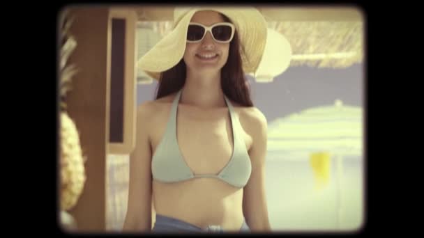 可爱的年轻女子玩在海滩 8 毫米复古电影镜头 — 图库视频影像