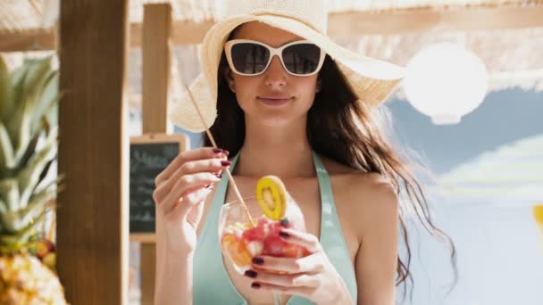 Joven hermosa mujer en el bar de playa cinemagraph — Vídeos de Stock