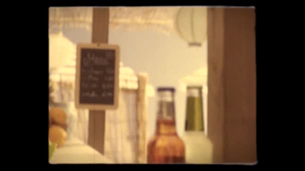 Chicas felices tomando una copa en el bar de playa video vintage — Vídeos de Stock