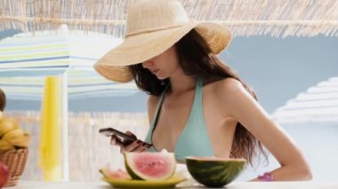 Genç güzel kadın plajda zevk ve sohbet