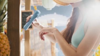 Plajda güneş kremi koruma uygulayan genç kadın