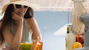 Genç güzel kadın plajda zevk ve sohbet