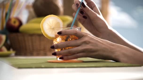 Giovane donna felice che beve un drink fresco al bar sulla spiaggia — Video Stock