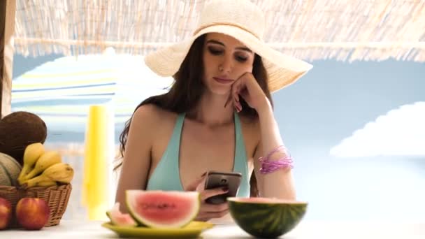Joven hermosa mujer disfrutando en la playa y charlando — Vídeo de stock