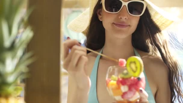 Glückliche junge Frau beim Urlaub am Strand — Stockvideo