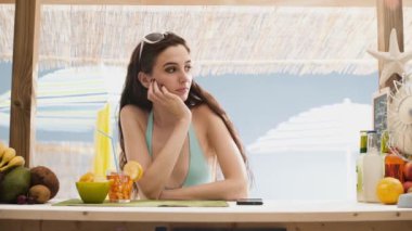 Plaj barda bekleyen yalnız sıkılmış kadın