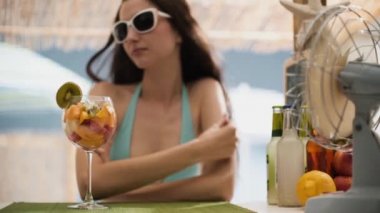 Sahilde meyve salatası olan güzel kadın