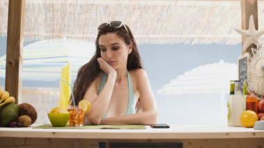 Plaj barda bekleyen yalnız sıkılmış kadın