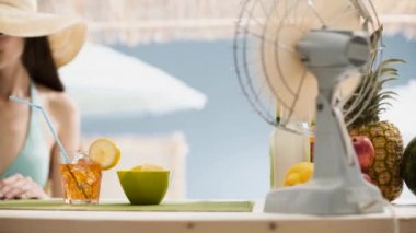 Sahilde dergi okuyan güzel kadın