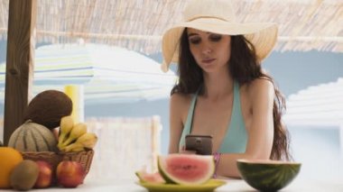 Güzel genç kadın plajda akıllı telefonu ile sohbet