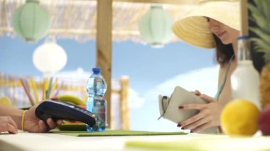 Temassız kredi kartı ile ödeme yapan kadın