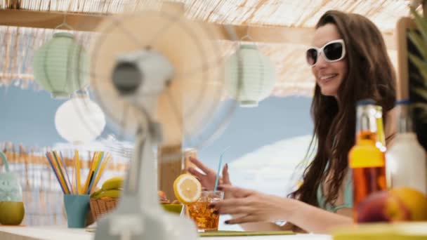 Hermosa chica tomando una copa en el quiosco del bar de la playa — Vídeos de Stock