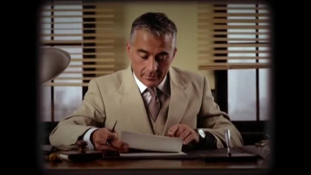 Vertrouwen vintage zakenman, werkzaam bij Bureau — Stockvideo