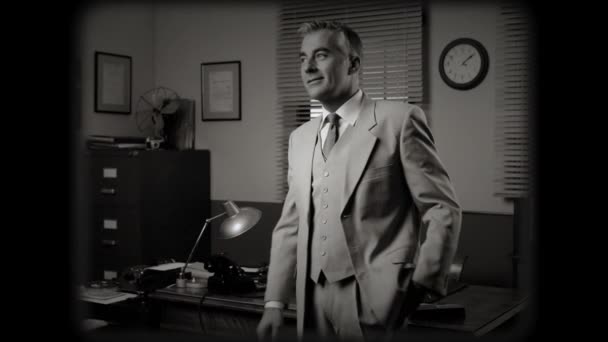 Glimlachend vintage zakenman staande armen gekruist — Stockvideo