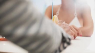 Plajda parti mutlu kızlar