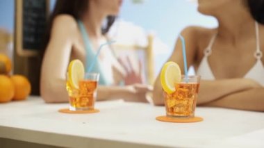 Plajda birlikte içme genç kadınlar