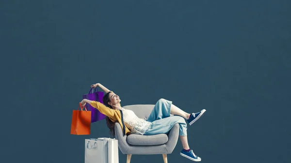 Mujer adicta a las compras alegre con bolsas de compras — Foto de Stock