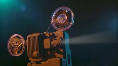 Eski moda film projektörü ve film gösterimi