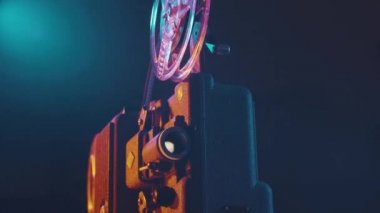 Eski moda film projektörü ve film gösterimi