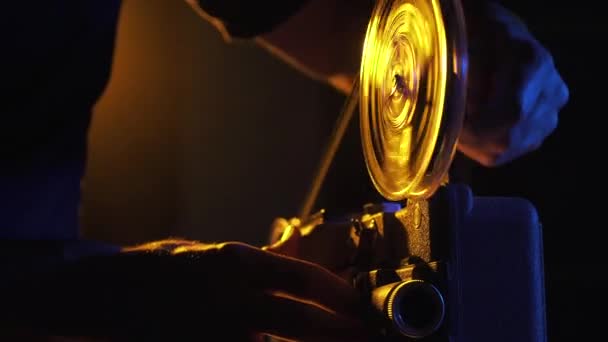 Operador rebobinando un carrete de película vintage — Vídeos de Stock