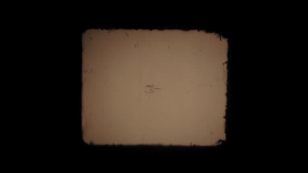 Proyección de película vieja en una pantalla con polvo y arañazos — Vídeo de stock