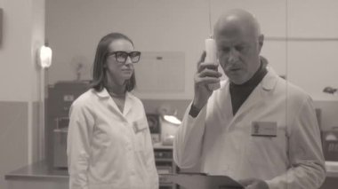 Profesör laboratuvarda bir telefon alıyor
