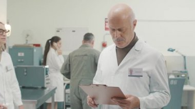 Profesör laboratuvarda bir telefon alıyor