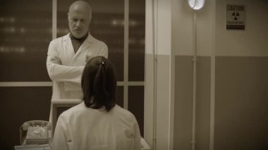 Laboratuvarda tartışan bilimsel ekip