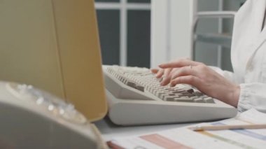 Laboratuvarda bir bilgisayarla çalışan kadın bilim adamı