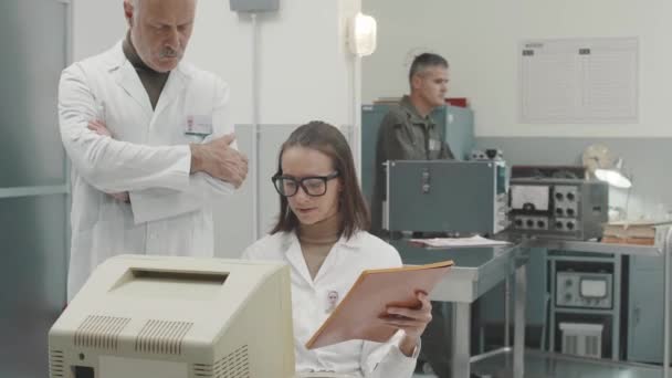 Equipe científica trabalhando em laboratório — Vídeo de Stock