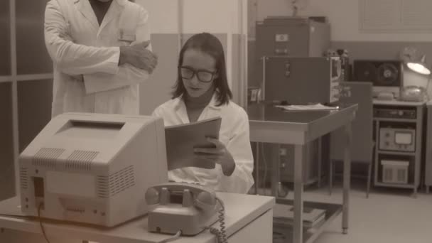 Wetenschappelijk team werkzaam in een laboratorium — Stockvideo