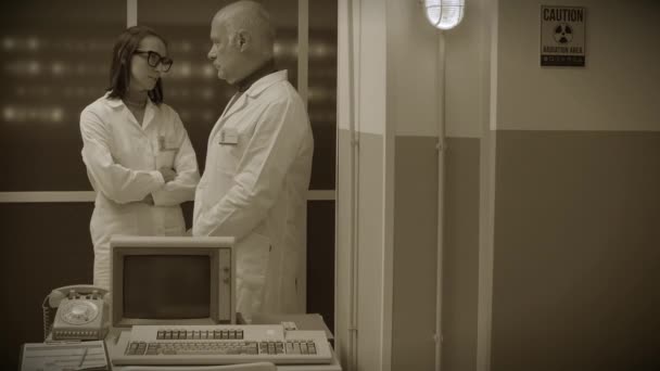 Wetenschappelijk team dat in het laboratorium bespreekt — Stockvideo