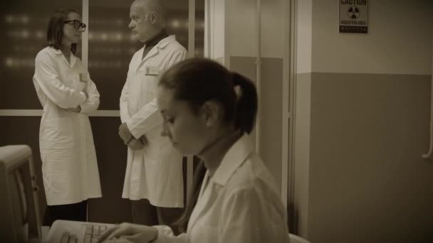 Vědecký tým diskutuje v laboratoři — Stock video