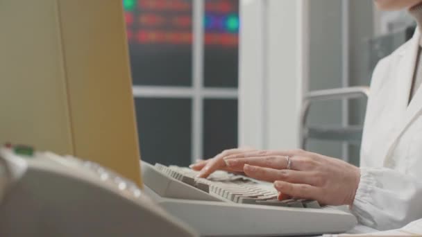 Científica que trabaja con una computadora en el laboratorio — Vídeo de stock