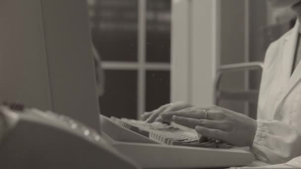 研究室でコンピュータを操作する女性科学者 — ストック動画