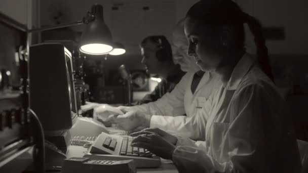 Vintage επιστήμονες επιστημονικής φαντασίας που εργάζονται σε μια αίθουσα επιχειρήσεων — Αρχείο Βίντεο