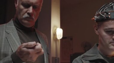 Laboratuvarda insan beyni üzerinde bilimsel ekip testleri