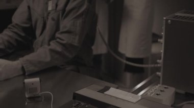 Bilimkurgu laboratuvarında insan beyni üzerinde bilimsel test