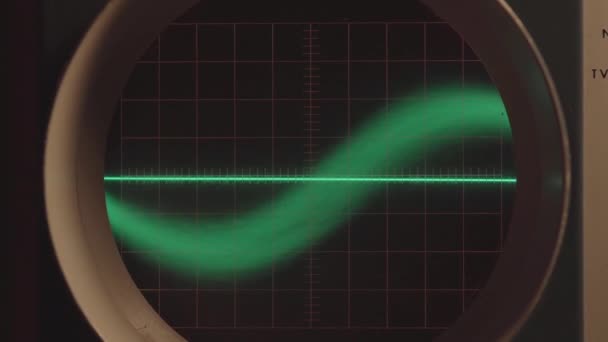Pantalla del osciloscopio viejo con onda — Vídeos de Stock