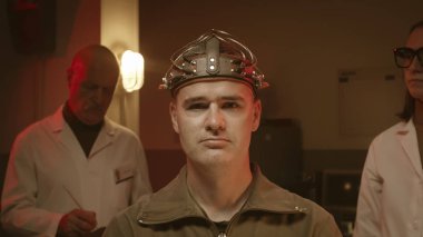 Bilim adamları bir vintage tarzı laboratuvarda bir insan beyni test