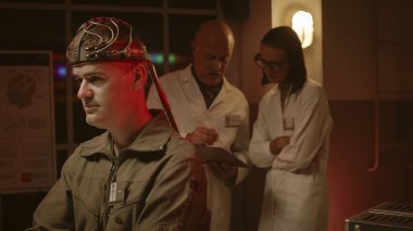 Bilim adamları bir vintage tarzı laboratuvarda bir insan beyni test