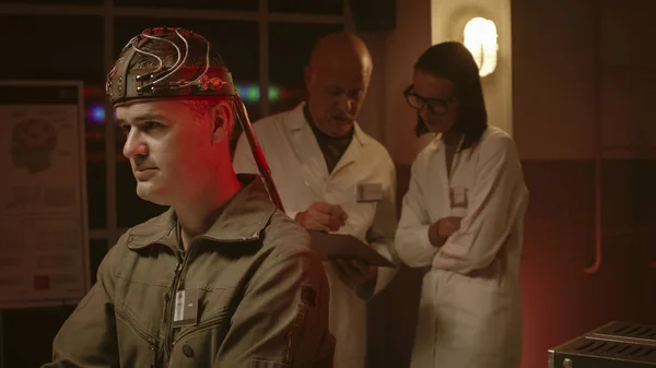 Des scientifiques testent un cerveau humain dans un laboratoire de style vintage — Photo