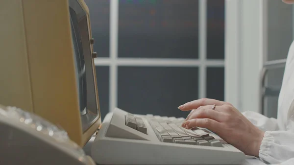 Женщина, работающая со старым компьютером — стоковое фото